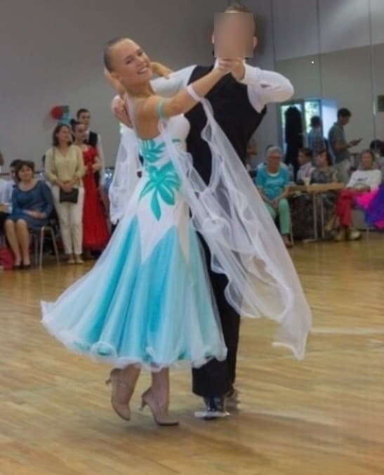 Antonia bailando
